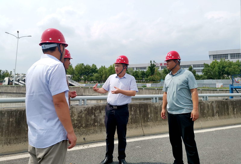 公司党委会书记、董事长钱申春到宿松路6标项目调研指导工作1